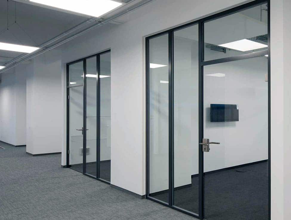 Ganzglastüren in Verwaltungsgebäude