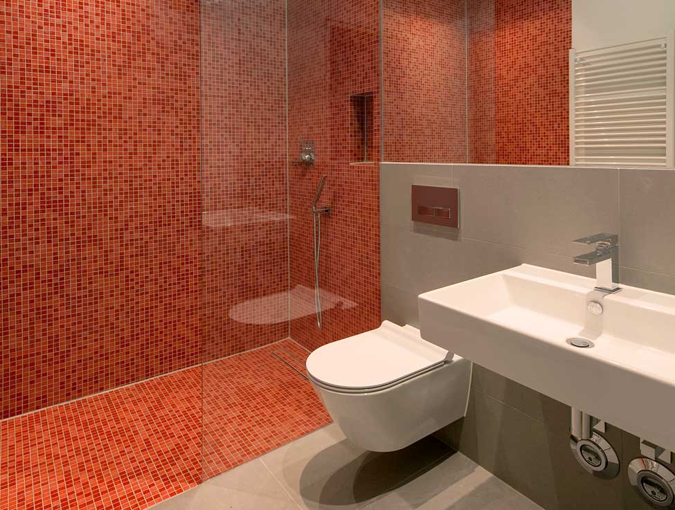 Walk-In Dusche aus Glas als Spritzschutz
